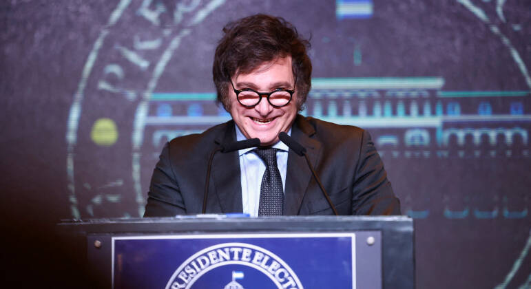 ‘Hoje começa o fim da decadência argentina’, diz Javier Milei em seu 1º discurso como presidente eleito