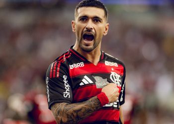 Flamengo vence o Bahia no Maracanã e dorme na liderança do Brasileirão