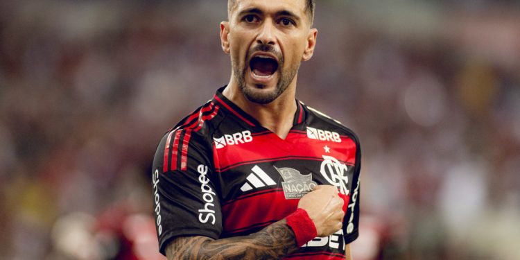 Flamengo vence o Bahia no Maracanã e dorme na liderança do Brasileirão