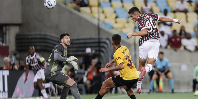Fluminense vence o lanterna Sport com gol de Everaldo no último lance