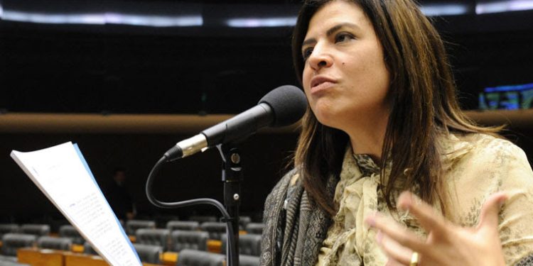 Justiça condena deputada Antônia Lúcia por desvio de recursos públicos e determina perda do mandato