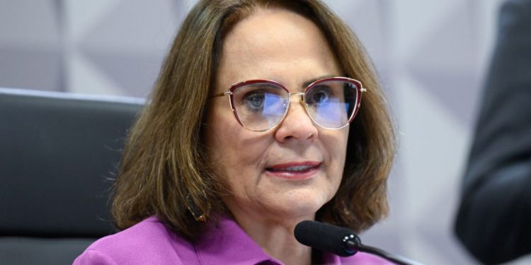 Senadora Damares Alves revela luta contra o câncer