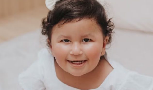 Síndrome rara causa fome insaciável em menina de 2 anos no Acre