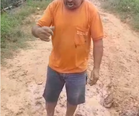 Morador de Tarauacá viraliza em desabafo emocionante sobre rua tomada pela lama e arrependimento por voto no atual prefeito Morador de Tarauacá viraliza em desabafo emocionante sobre rua tomada pela lama e arrependimento por voto no atual prefeito