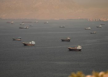 Irã ataca navio de carga, diz EUA; ONU interrompe retirada de navios do Estreito de Ormuz