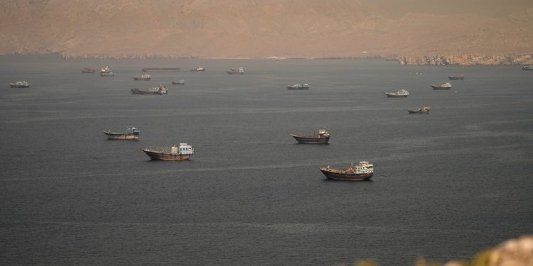 Irã ataca navio de carga, diz EUA; ONU interrompe retirada de navios do Estreito de Ormuz
