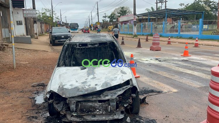 Carro é destruído por incêndio após pane elétrica em frente à Escola Militar Tiradentes