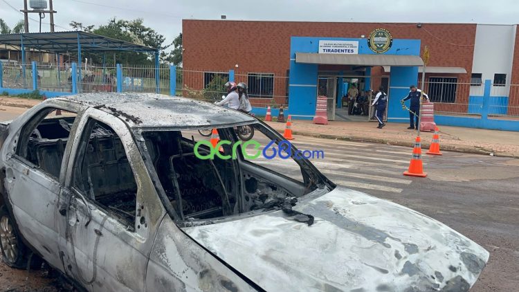 Carro é destruído por incêndio após pane elétrica em frente à Escola Militar Tiradentes