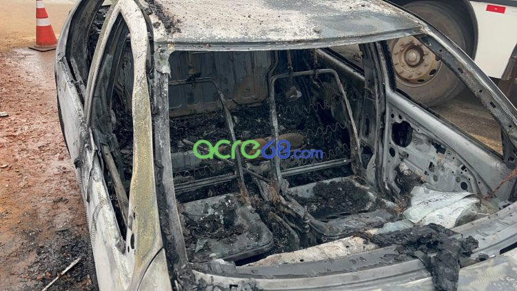 Carro é destruído por incêndio após pane elétrica em frente à Escola Militar Tiradentes