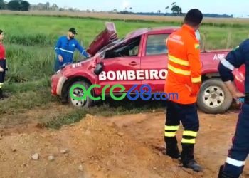 Viatura dos Bombeiros capota na BR-317 e mobiliza resgate