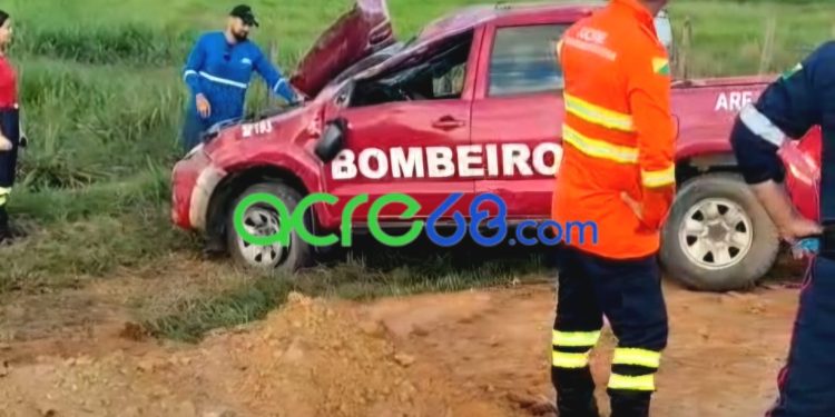 Viatura dos Bombeiros capota na BR-317 e mobiliza resgate