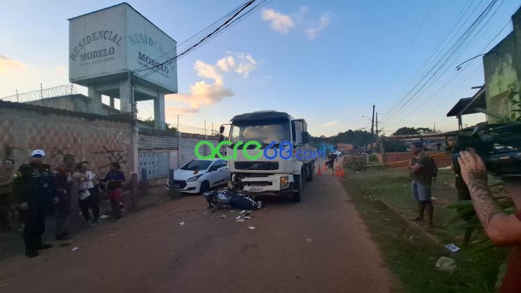 Motociclista de 29 anos morre após colisão frontal com caminhão em ramal