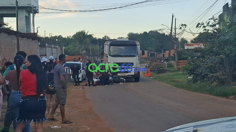 Motociclista de 29 anos morre após colisão frontal com caminhão em ramal