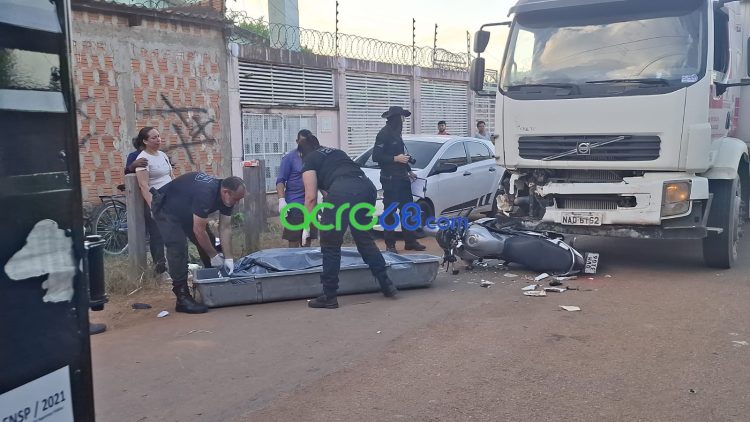 Motociclista de 29 anos morre após colisão frontal com caminhão em ramal