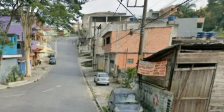 Adolescentes em moto atropelam criança de 4 anos