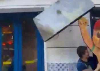 Canarinho Pistola” derruba televisão de bar após vitória do Brasil. Veja vídeo
