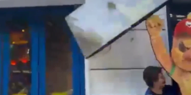 Canarinho Pistola” derruba televisão de bar após vitória do Brasil. Veja vídeo