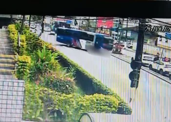 Idosa tem perna amputada após ser atropelada por ônibus. Veja vídeo