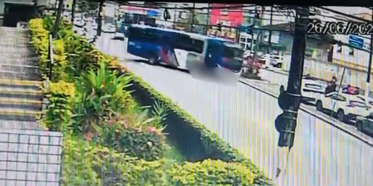 Idosa tem perna amputada após ser atropelada por ônibus. Veja vídeo