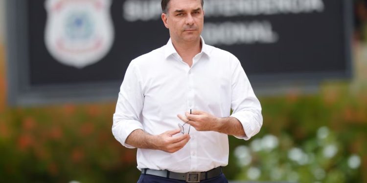 ‘Meu vice será uma pessoa preparada e, de preferência, mulher’, diz Flávio Bolsonaro