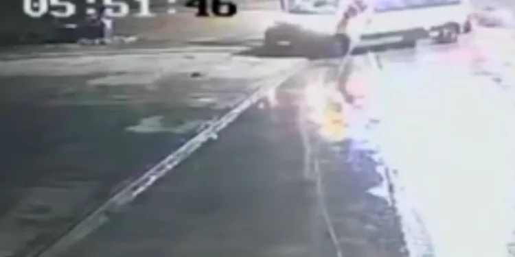 Acidente com retroescavadeira e van deixa um morto e cinco feridos. Veja vídeo