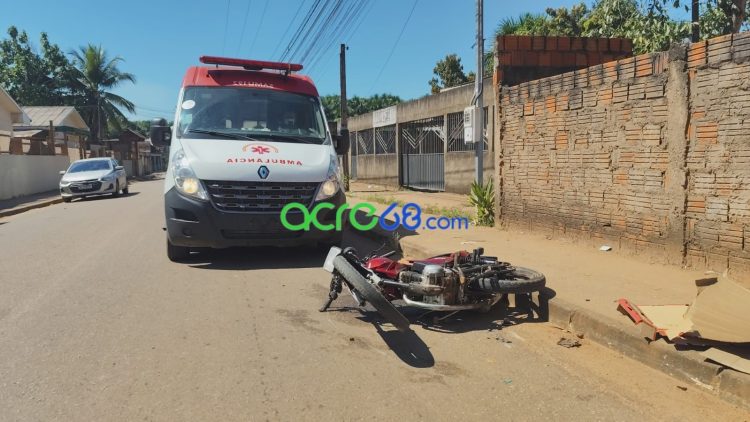 Motociclista venezuelano luta pela vida após colisão violenta contra poste em Rio Branco