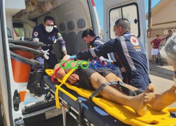 Motociclista venezuelano luta pela vida após colisão violenta contra poste em Rio Branco