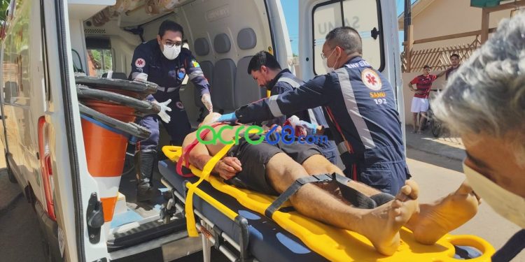 Motociclista venezuelano luta pela vida após colisão violenta contra poste em Rio Branco