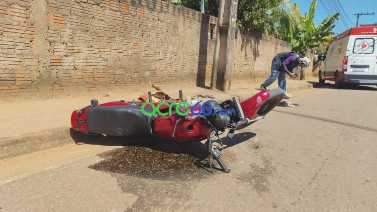 Motociclista venezuelano luta pela vida após colisão violenta contra poste em Rio Branco