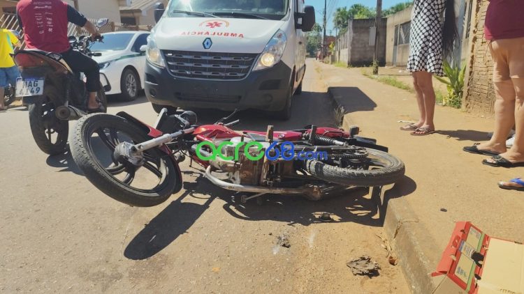 Motociclista venezuelano luta pela vida após colisão violenta contra poste em Rio Branco