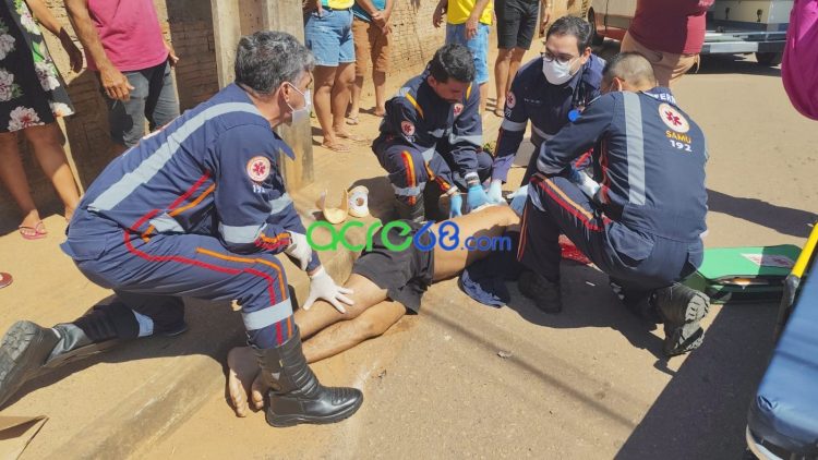 Motociclista venezuelano luta pela vida após colisão violenta contra poste em Rio Branco