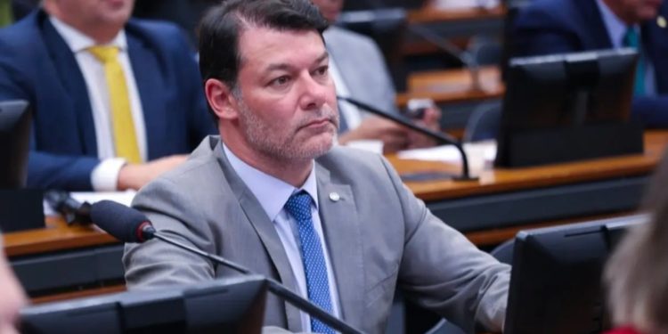 Na CCJ, Duarte aprova admissibilidade da PEC que reformula IPVA