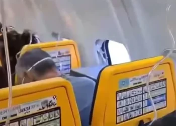 Cinto evitou que homem fosse sugado para fora de avião após janela quebrar