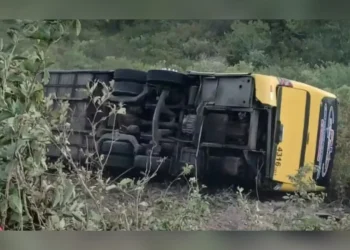 Ônibus com 40 romeiros tomba no Ceará, deixa 2 mortos e vários feridos