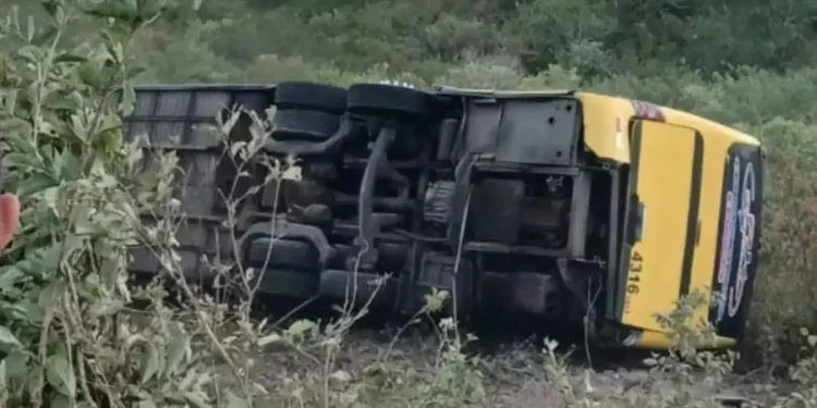Ônibus com 40 romeiros tomba no Ceará, deixa 2 mortos e vários feridos