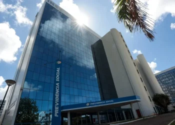 Novos aposentados do INSS receberão 13º salário apenas em novembro