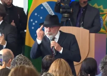 Lula faz gesto com dedo do meio durante evento no Vídeo
