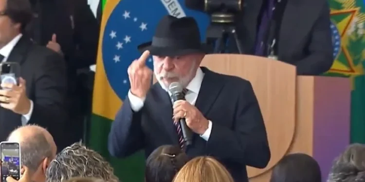 Lula faz gesto com dedo do meio durante evento no Vídeo