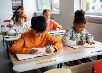 Estudantes do AC podem concorrer a bolsas de ensino médio por meio de programa nacional; entenda