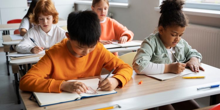 Estudantes do AC podem concorrer a bolsas de ensino médio por meio de programa nacional; entenda