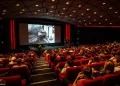 Adolescentes são flagrados fazendo sexo em cinema no Paraná.