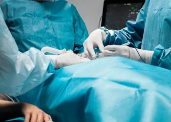 Tratamento minimamente invasivo elimina tumor no fígado usando calor