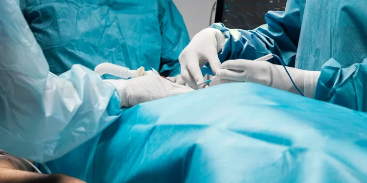 Tratamento minimamente invasivo elimina tumor no fígado usando calor