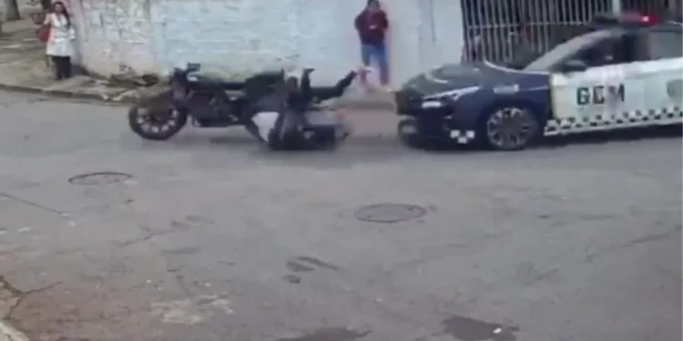 Adolescente morre atingido por viatura da GCM em perseguição a moto roubada. Veja vídeo Adolescente morre atingido por viatura da GCM em perseguição a moto roubada. Veja vídeo
