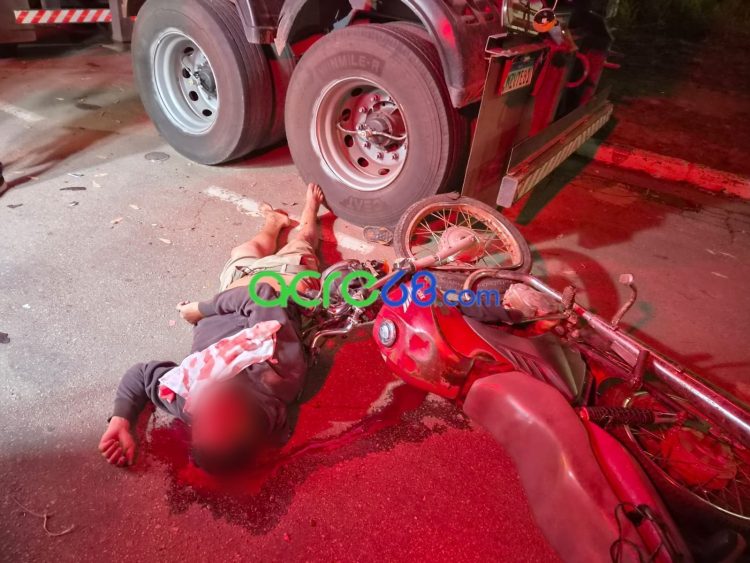 Colisão fatal: Motociclista de 50 anos morre após bater na traseira de carreta estacionada na capital