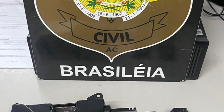 Polícia Civil apreende submetralhadora Uzi de alto poder lesivo ligada a facção em Brasiléia Polícia Civil apreende submetralhadora Uzi de alto poder lesivo ligada a facção em Brasiléia