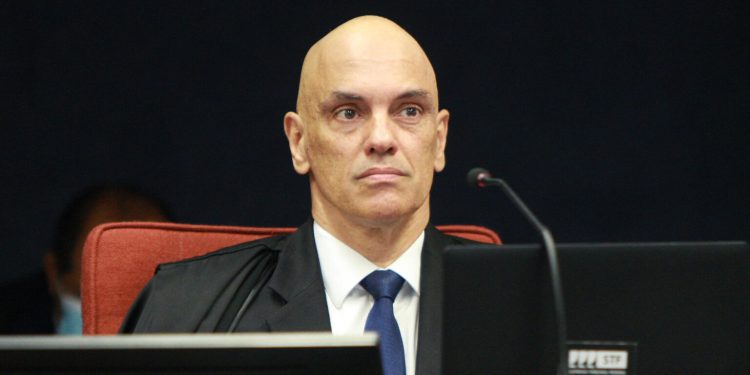 Moraes se declara impedido de relatar ação que envolve registros de entrada da própria esposa no Senado