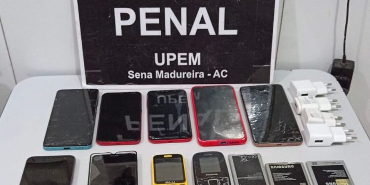 Polícia Penal apreende vários aparelhos celulares arremessados para dentro do Presídio de Sena Madureira