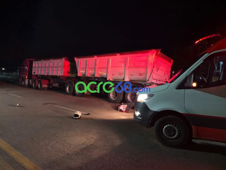 Colisão fatal: Motociclista de 50 anos morre após bater na traseira de carreta estacionada na capital
