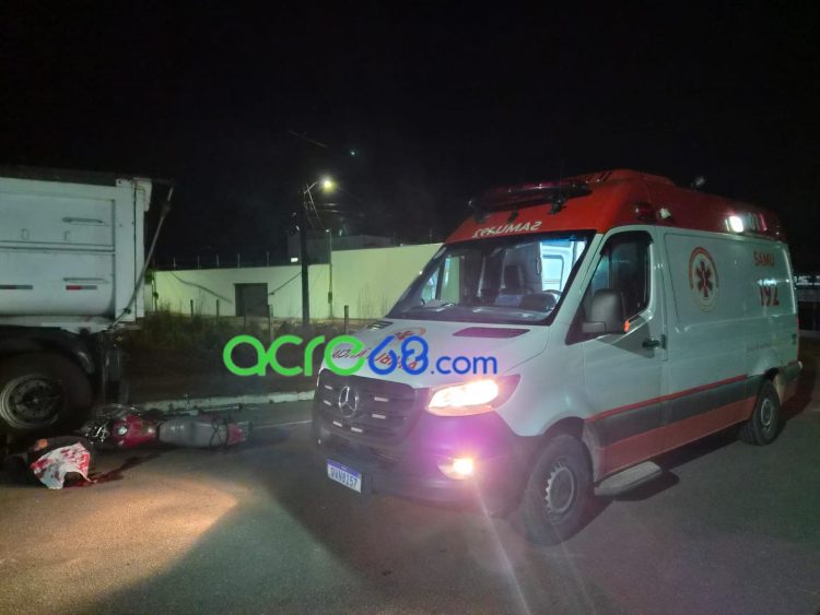 Colisão fatal: Motociclista de 50 anos morre após bater na traseira de carreta estacionada na capital